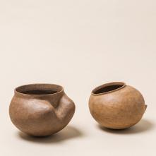 Pots anthropomorphes, 2019, grès brut, réduction, h 16 cm, diam 22 cm © Marie Lukasiewicz
