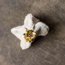 Golden Bloom, porcelain and gold luster, 15,5 x 12,5 x 18 cm, 2020 ©Fondation Bruckner