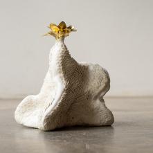 Golden Bloom, porcelain and gold luster, 15,5 x 12,5 x 18 cm, 2020 ©Fondation Bruckner