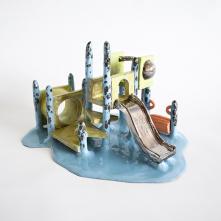 Jidookan Slide (détail de l'installation Asobiba Reactivated Memories) – 2018/ Grés, émail/ H 22 x L 37 x P 30 cm/ Collection FRAC Grand Large - Hauts-de-France Jidookan Slide (détail de l'installation Asobiba Reactivated Memories) – 2018/ Grés, émail/ H 22 x L 37 x P 30 cm/ Collection FRAC Grand Large - Hauts-de-France