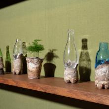 Vue de l'exposition Kasekian – Fossilothèque/ Grès, porcelaine, émail, verre, bois, bronze, tissu, plante/ Dimensions variables/ ©Baptiste Coulon