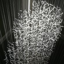Manna, 2020, installation in situ Antewerpen, porcelaine et fil de lin, 13 x 5 x 6 m