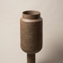 Colonne sur pied, 2020, grès brut, réduction, h75 cm, diam 28 cm © Jéremie Logeay